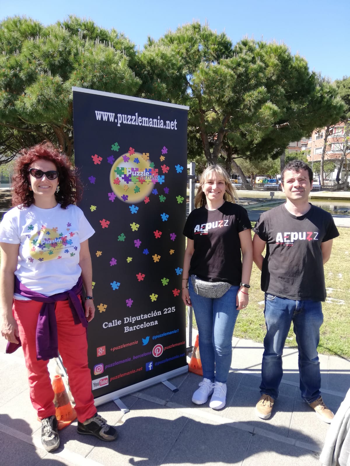 Caroline de Puzzlemania con Pilar y Alejandro, organizadores del III Concurso de Puzzles de Viladecans