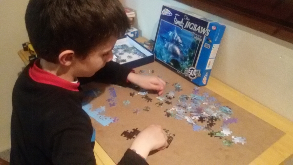 Adriá montando un puzzle marino de 500 piezas