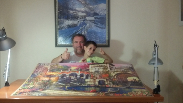 Xavier y Adriá nos saludan sosteniendo el romántico puzzle de Venecia - 3000 piezas de Educa