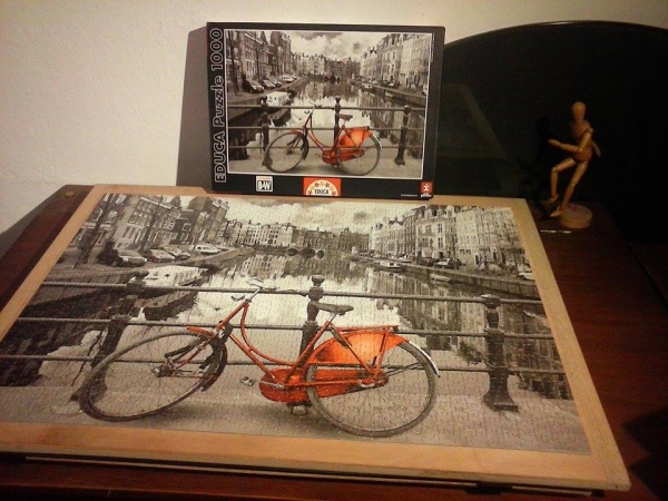 La bicicleta roja de Ámsterdam de Educa ( 1000 piezas ) terminado. Realizado por Leonardo Daniel Ferrari Trechi