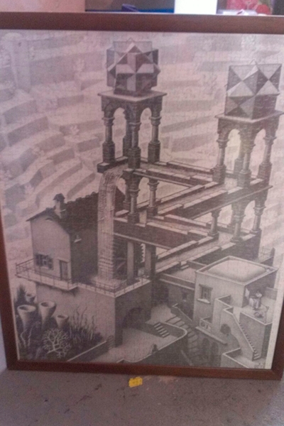 Cascada de Escher montada por un cliente de Puzzlemania a la espera de ser enmarcado en nuestra tienda - puzzle 1000 piezas