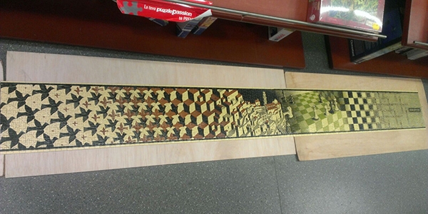 Vista copleta 2 de Metamorfosis II de Escher, realizado por cliente de Puzzlemania a la espera de ser enmarcado en nuestra tienda - puzzle 3000 piezas