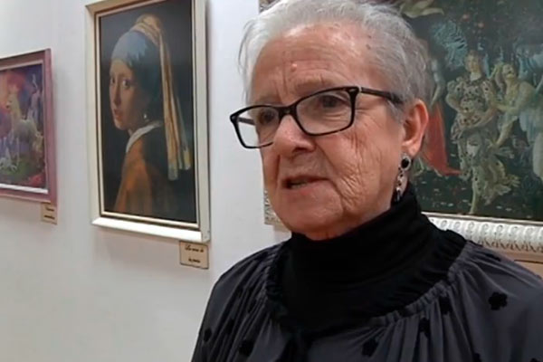 Assumpta Oms i Gili en la exposición de puzles