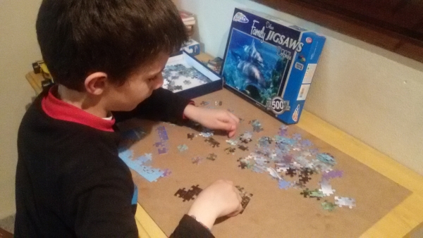 Adriá montando un puzzle marino de 500 piezas