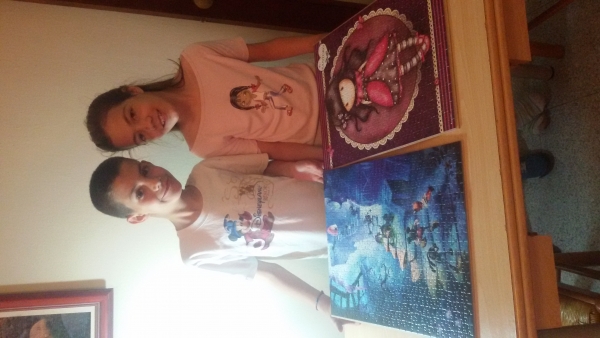 Ariadna y Adriá con dos de sus puzzles preferidos