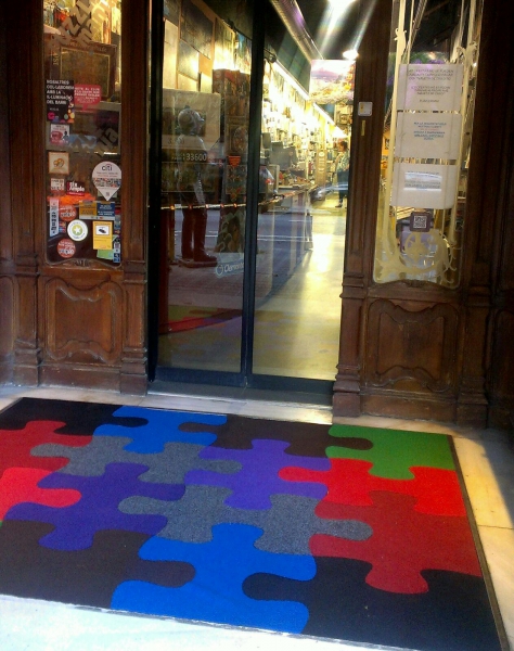 Entrada de Puzzlemania con la alfombra puzzle nueva