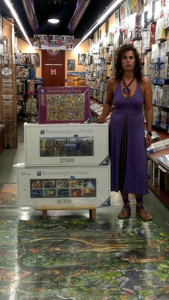 Abajo el puzzle más grande del mundo de Ravensburger con temática Disney.