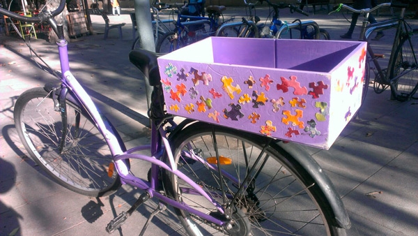 Bicicleta decorada con motivos puzzleros