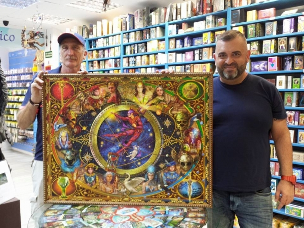 Ciro Marchetti visita el Museo del Tarot de Barcelona y posa con uno de los puzzles ilustrados por él