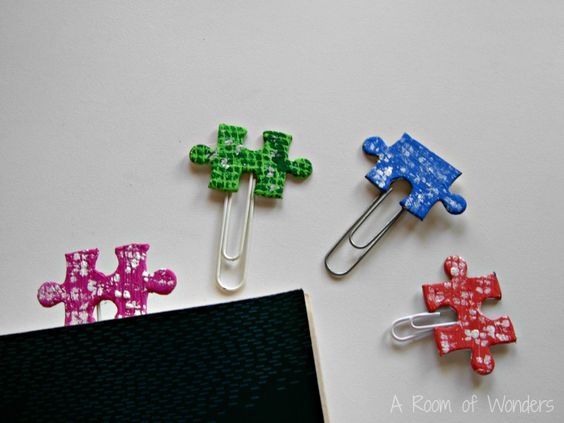 Clips decorados con piezas de puzzle - Vía: pinterest.com