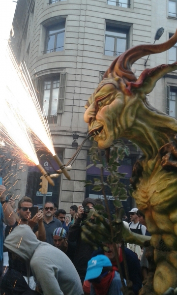 Fotografía de las fiestas de la Mercè en Barcelona realizada por Pablo Àlvarez https://upload.wikimedia.org/wikipedia/commons/3/36/20140921_192651_resized.jpg