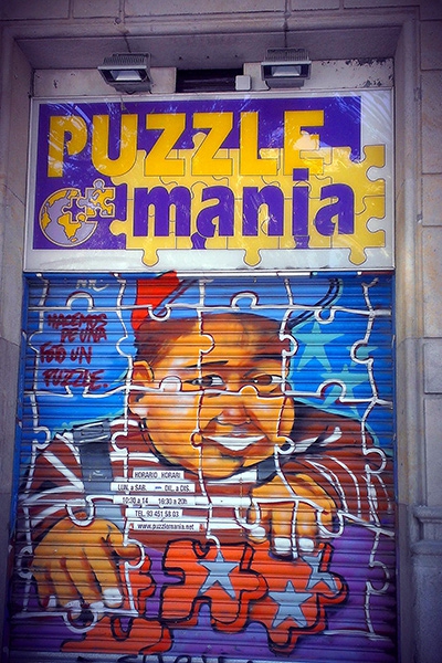 Graffiti pintado en la persiana de Puzzlemania en el año 2003