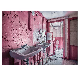 Baño rosa en ruinas