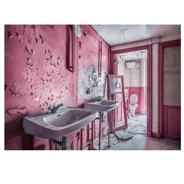 Baño rosa en ruinas