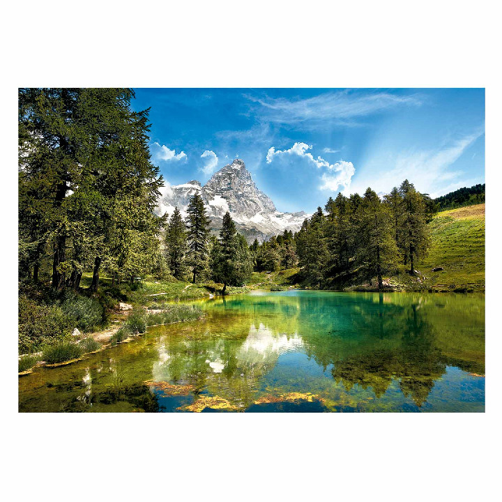 Lago azul con monte Cervino Italia