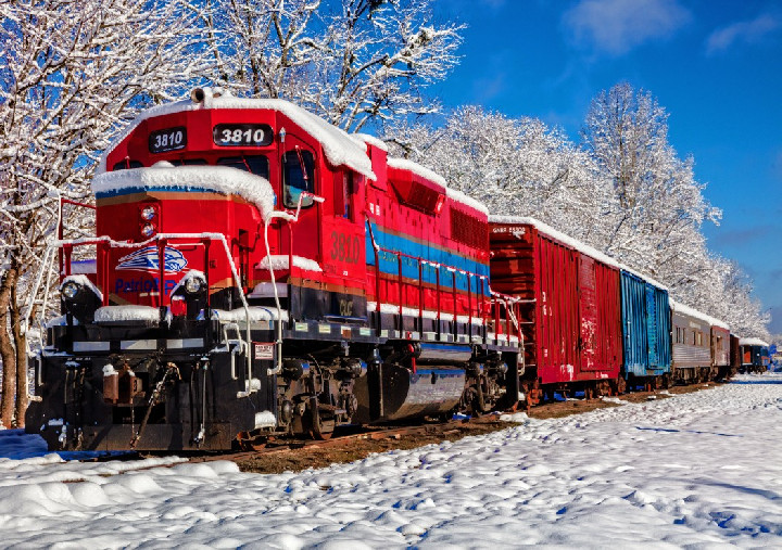 Tren rojo en la nieve